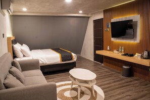 Quarto casal família, sacada, vista para a piscina | Wi-Fi de cortesia