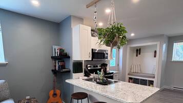 Mikrowelle, Ofen, Herdplatte, Geschirrspüler