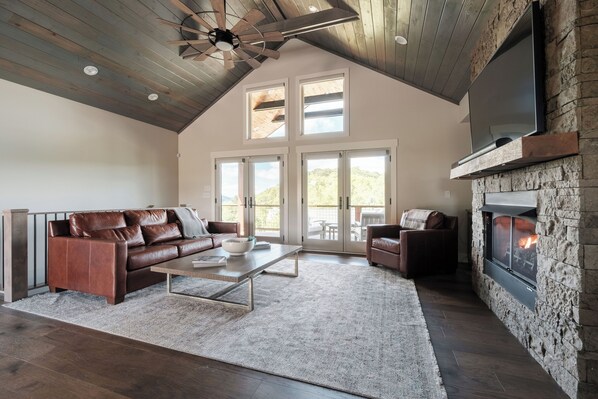 Smart TV, fireplace, books, stereo