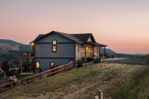 Luxe 3 King Suites | Hot Tubs | Views | Firepit EV