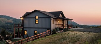 Luxe 3 King Suites | Hot Tubs | Views | Firepit EV