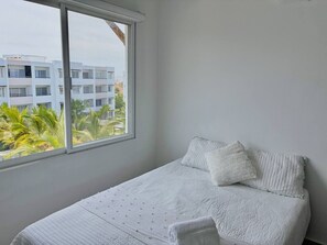 2 habitaciones, escritorio, tabla de planchar con plancha y wifi 