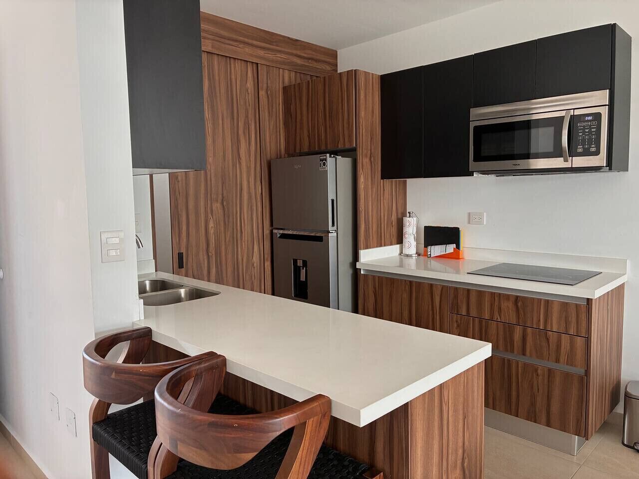 Kühlschrank, Mikrowelle, Herdplatte, Wasserkocher mit Kaffee-/Teezubehör