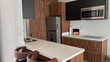 Kühlschrank, Mikrowelle, Herdplatte, Wasserkocher mit Kaffee-/Teezubehör