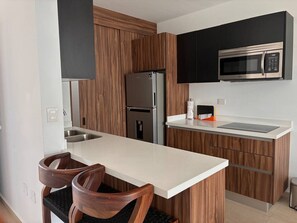 Frigorífico, microondas, placa de cocina y cafetera o tetera