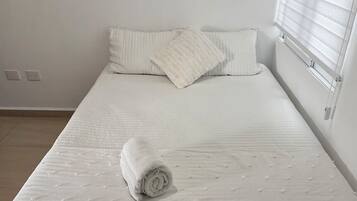 2 soverom, skrivebord, strykejern/-brett og wi-fi