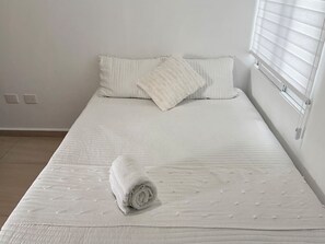 2 soverom, skrivebord, strykejern/-brett og wi-fi