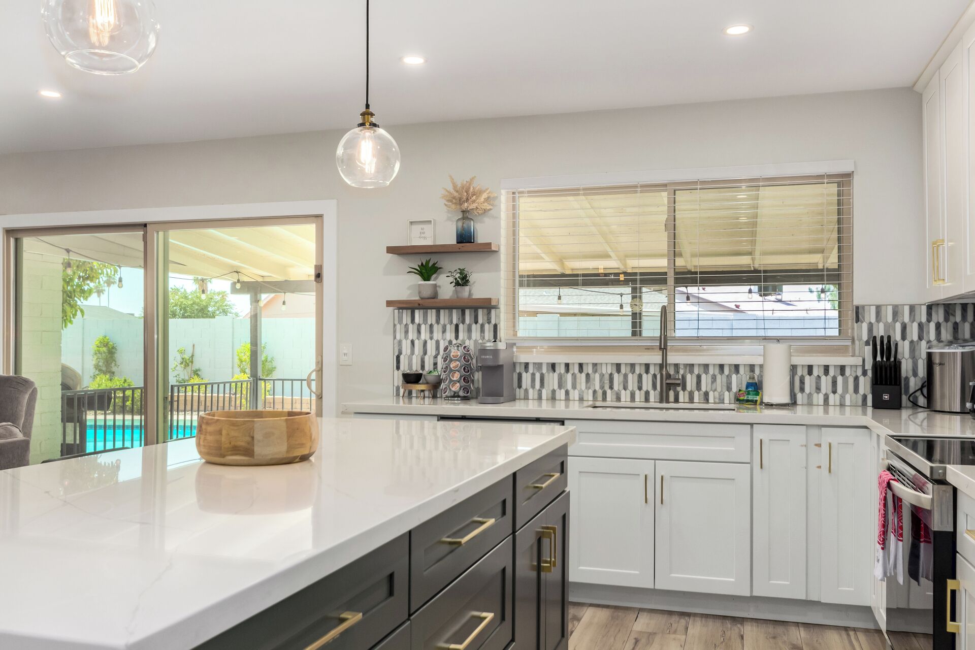 冷蔵庫、電子レンジ、オーブン、コンロ