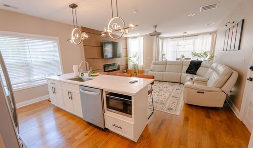 Luxury 3 bedroom in Chicago, minutes from downtown and steps from Lake Michigan