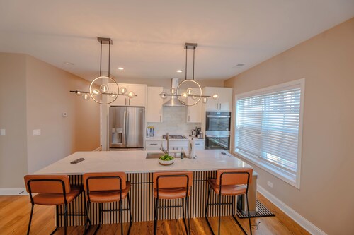 Luxury 3 bedroom in Chicago, minutes from downtown and steps from Lake Michigan