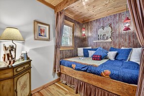 4 bedrooms, free WiFi, bed sheets - Creekside Downtime, Starlit S'mores, Fireside Sips, Game Nights & Nearby Adventures - Cowboy Cabin (Cherry Log)