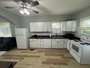 Refrigerador, microondas, horno, placa de cocina