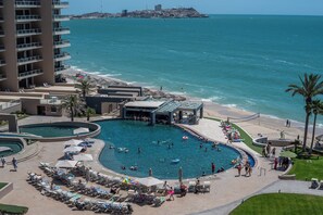 Ein Resort mit großem Pool, Zugang zum Strand und Meerblick.