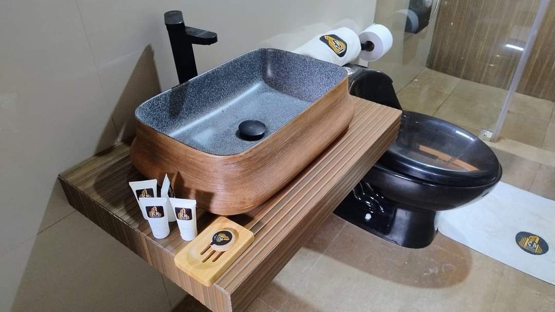 Suite Studio Supérieure, salle de bains privée | Salle de bain | Serviettes fournies, savon, shampoing, papier toilette