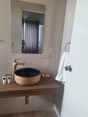 Einzelzimmer | Badezimmer | Handtücher, Seife, Shampoo, Toilettenpapier