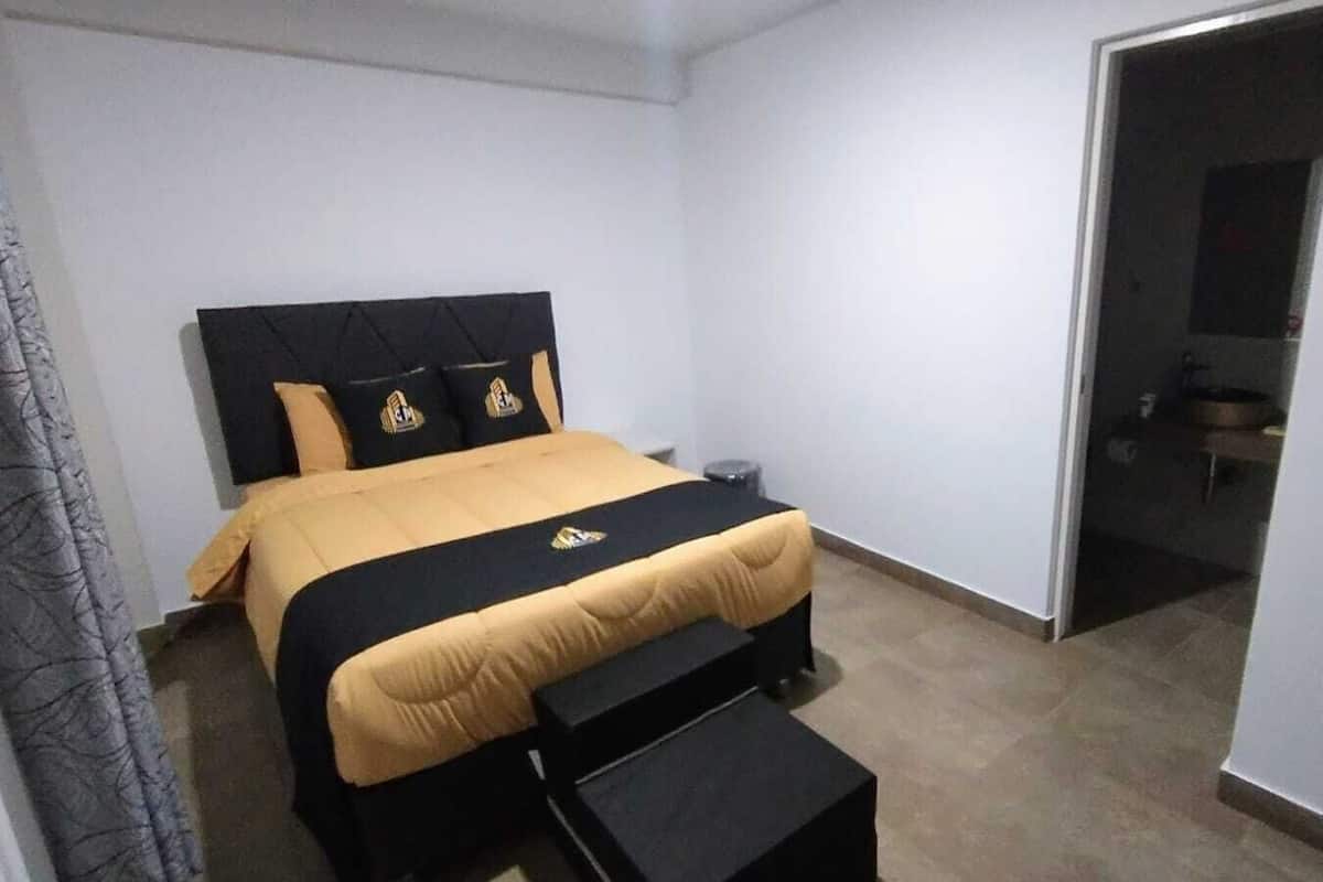Quarto casal superior, banheiro privativo | Wi-Fi de cortesia