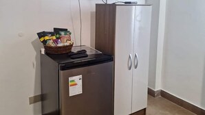 A compact kitchenette with a refrigerator, a microwave, and a small countertop. - MAXIMUM COMFORT (Distrito de Chilca)