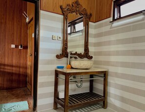 Family Villa, Pool View | Bathroom | Shower, towels, soap, shampoo - Blue Lotus Ubud (Ubud)