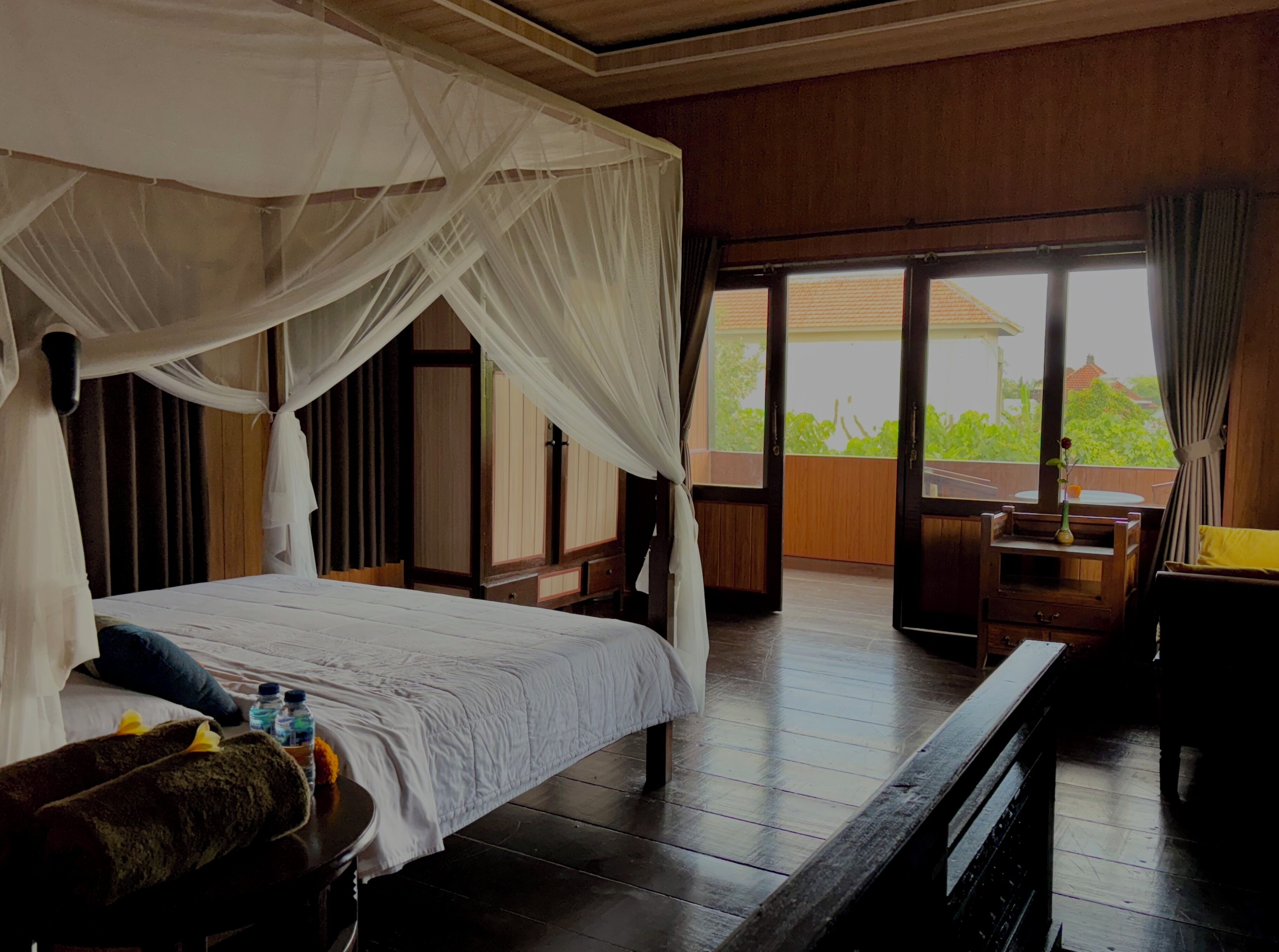 مكتب ومساحة عمل للكمبيوتر المحمول وواي فاي مجانًا وملاءات أسرّة