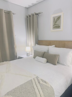 1 habitación, escritorio, tabla de planchar con plancha y cuna de viaje 