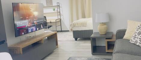 1 Schlafzimmer, Schreibtisch, Bügeleisen/Bügelbrett, Reisekinderbett