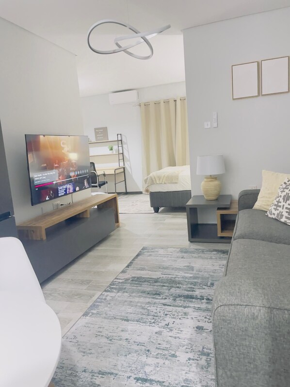 1 soverom, skrivebord, strykejern/-brett og reiseseng for barn