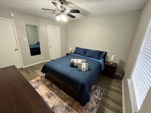 1 habitación, tabla de planchar con plancha, wifi gratis y ropa de cama 