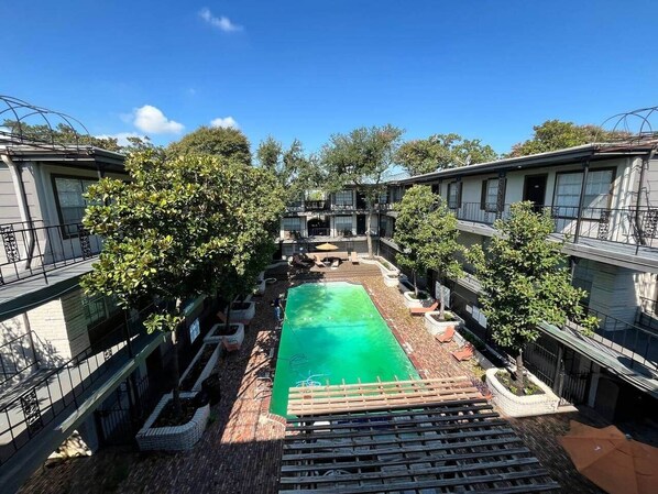 Una piscina al aire libre
