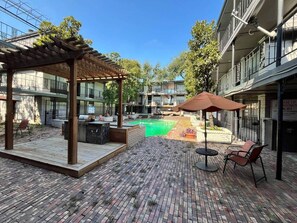 Outdoor pool - Modern & Cozy Apartment near The Galleria (Houston)