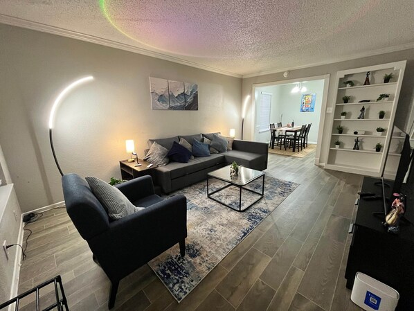 TV - Modern & Cozy Apartment near The Galleria (Houston)