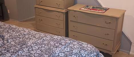 1 dormitorio, tabla de planchar con plancha, wifi y ropa de cama