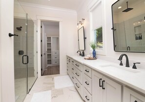 Hair dryer, towels, soap, shampoo - Waterfront, Gameday Ready, Kayak, Dock, EV Charger - 4 Bed/3 Bath (Dadeville)