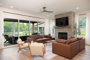 Smart TV, fireplace, video games - Waterfront, Gameday Ready, Kayak, Dock, EV Charger - 4 Bed/3 Bath (Dadeville)