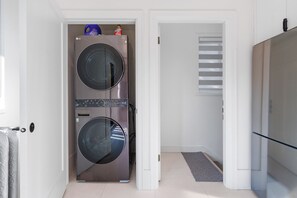 2 bedrooms - Charming 2BR Jericho Home Private Deck With BBQ (Vancouver)