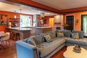 TV connectée, cheminée, jeux vidéo, livres