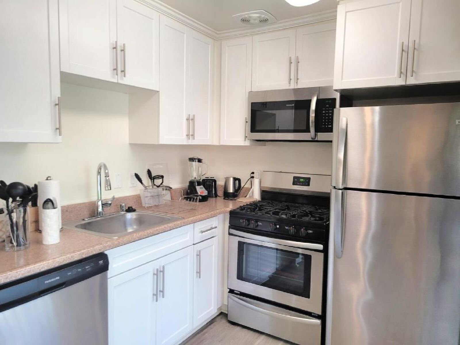 Geladeira, micro-ondas, fogão, cooktop