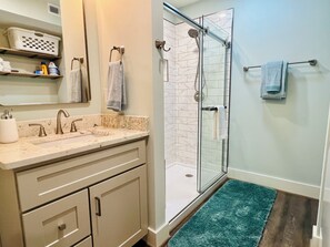 Douche, sèche-cheveux, serviettes fournies