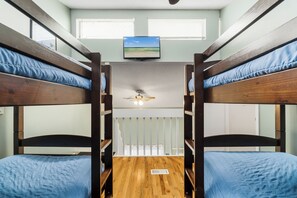 2 habitaciones, tabla de planchar con plancha, wifi y ropa de cama 