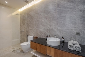Shower, hair dryer - Villa Villa MoonShine – Where Tranquillity Meets Tropical Sparkle (Sanur)