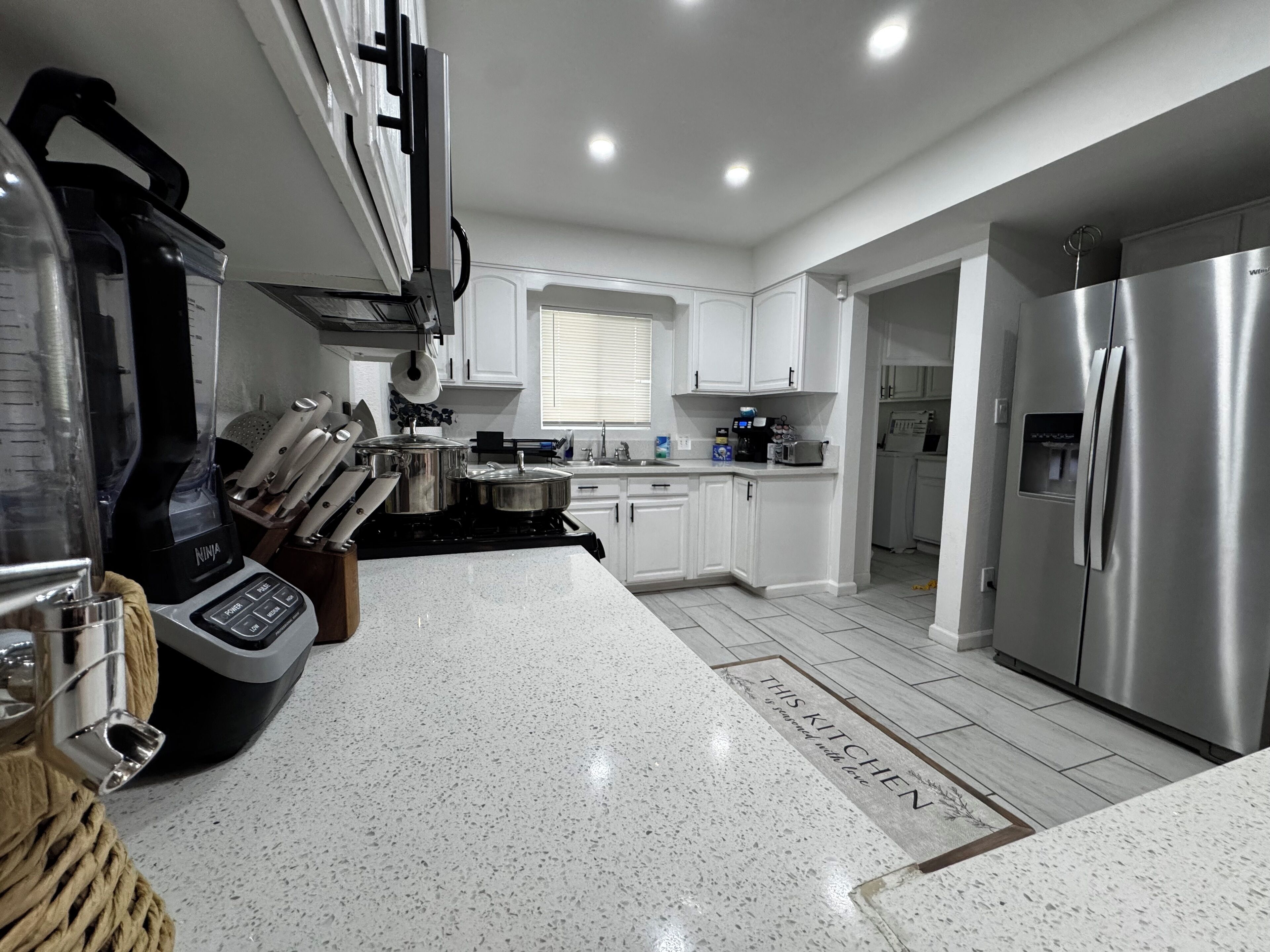 Frigorífico, microondas, horno y placa de cocina