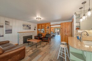 Televisión, chimenea, videojuegos