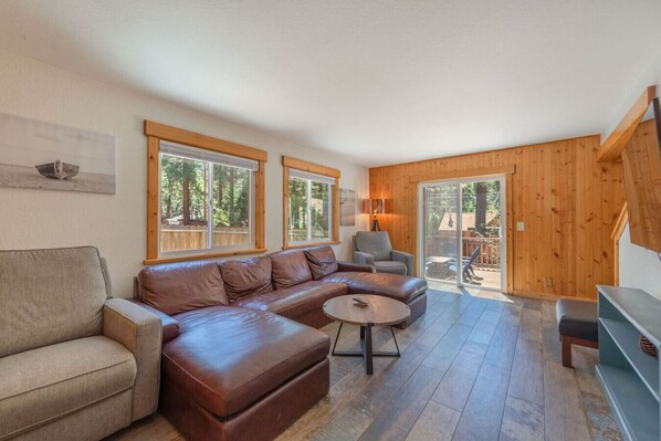 Televisión, chimenea, videojuegos