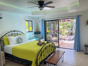 4 habitaciones, tabla de planchar con plancha, wifi y ropa de cama