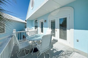 Outdoor dining - WATERFRONT CONDO, EASY WALK TO SANROC CAY MARINA, CHARTER FISHING (Orange Beach)