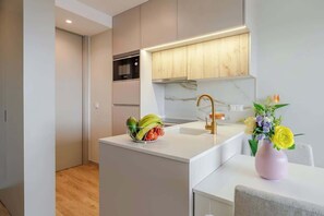 Geladeira, micro-ondas, fogão, cooktop