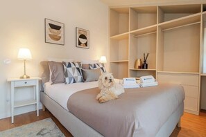 5 quartos, ferros/tábuas de passar roupa, berço de viagem