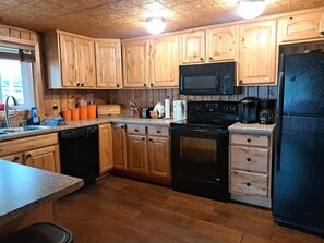 Kjøleskap, mikrobølgeovn, ovn og kokeplater