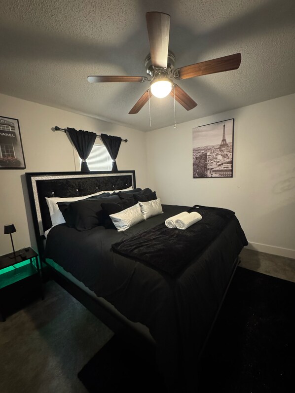 3 habitaciones, tabla de planchar con plancha, wifi y ropa de cama 