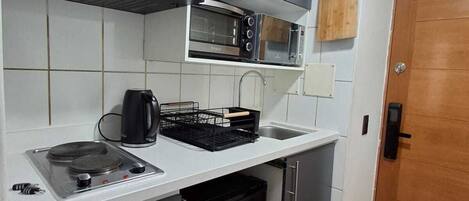 Microondas, horno, parrilla de estufa y lavavajillas