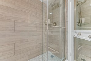 Een douche, een haardroger, handdoeken